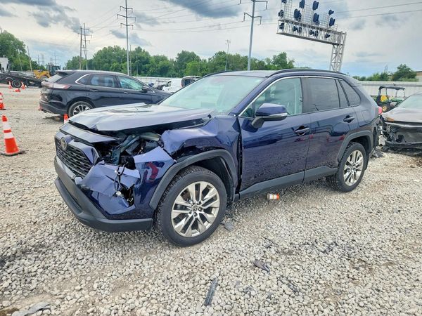 2021 TOYOTA RAV4 XLE Premium — Front 3/4