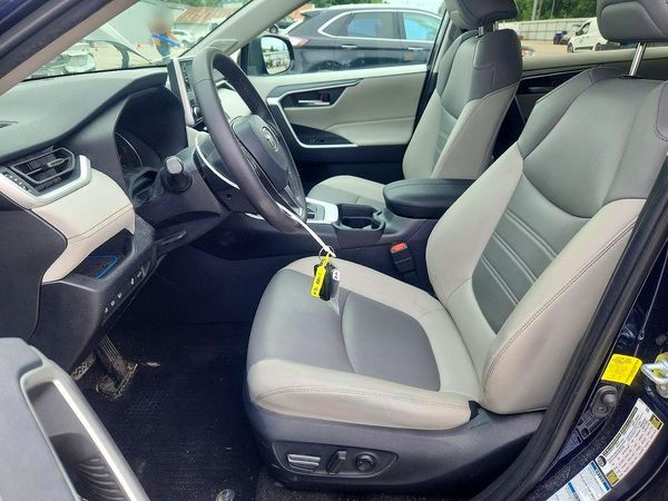 2021 TOYOTA RAV4 XLE Premium — DENT