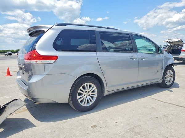 2013 TOYOTA SIENNA