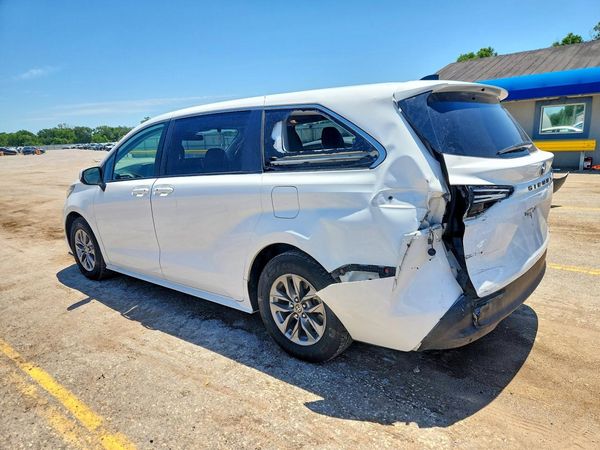 2022 TOYOTA SIENNA LE