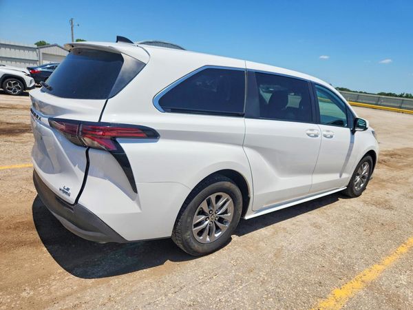 2022 TOYOTA SIENNA LE