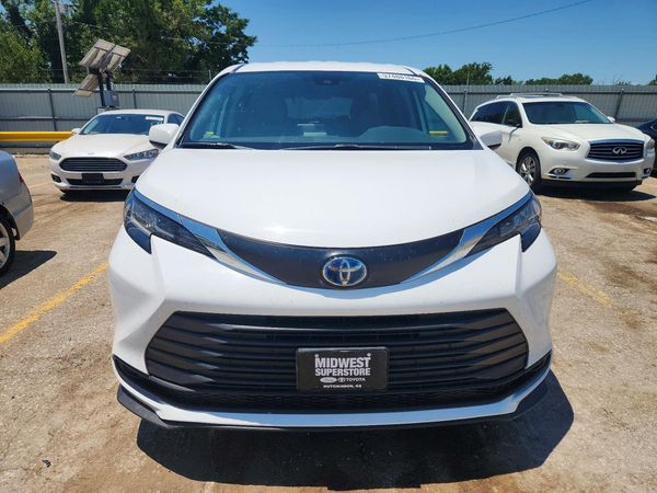2022 TOYOTA SIENNA LE