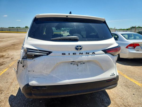 2022 TOYOTA SIENNA LE