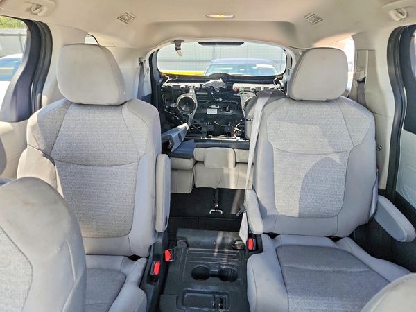 2022 TOYOTA SIENNA LE