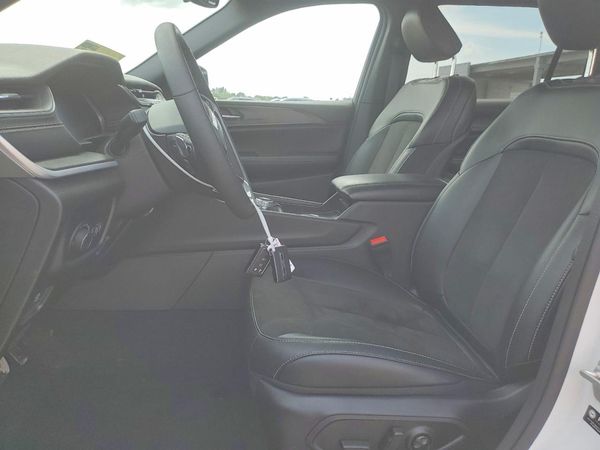 2024 JEEP GRAND CHEROKEE Laredo