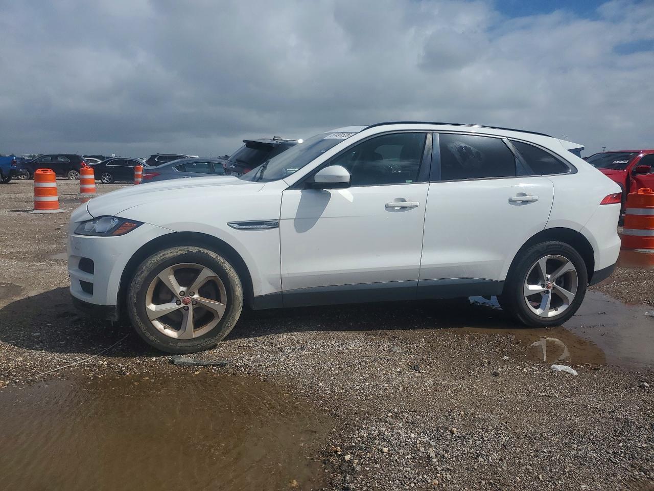 2017 JAGUAR F-PACE Premium — Front 3/4