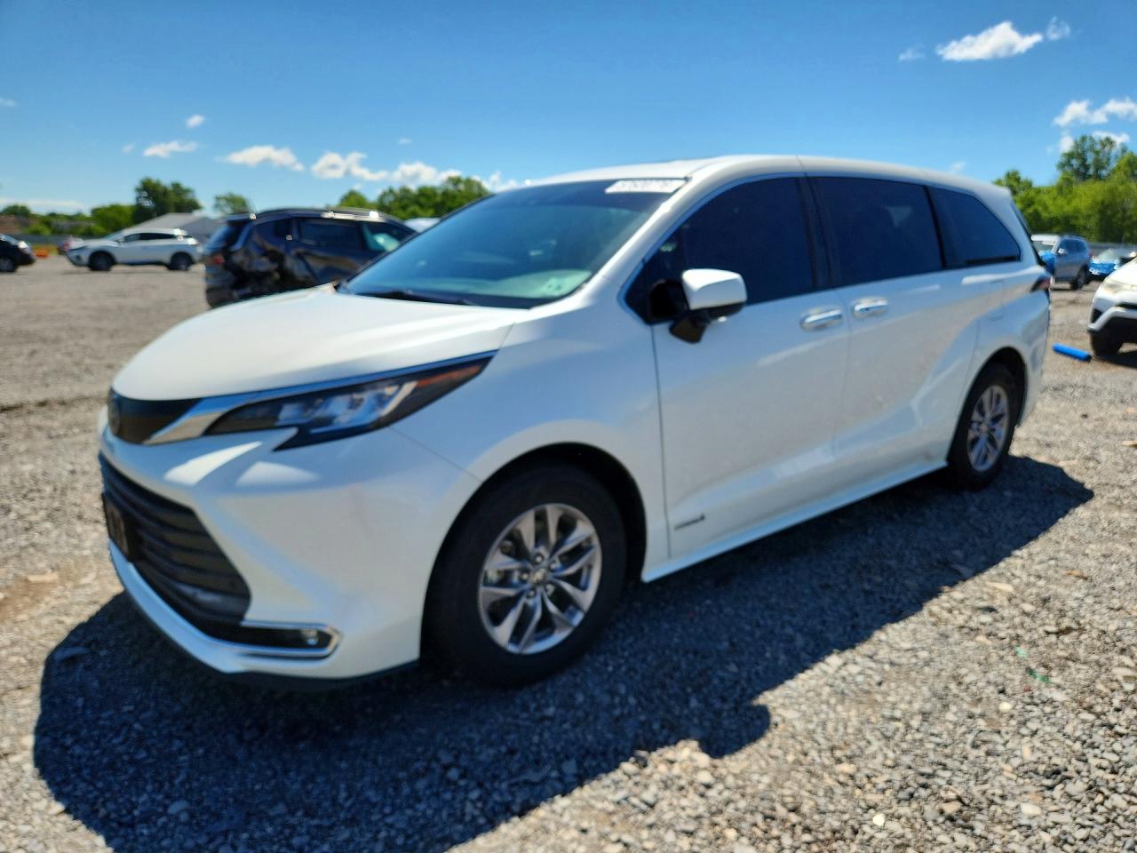 2021 TOYOTA SIENNA XLE