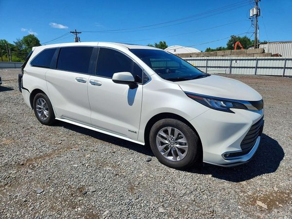 2021 TOYOTA SIENNA XLE