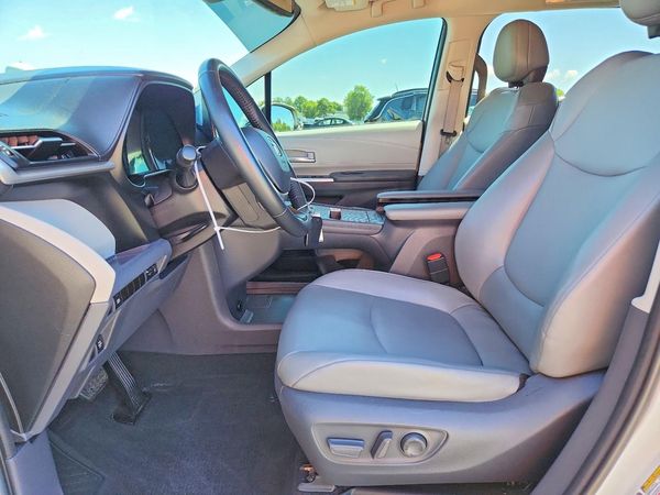 2021 TOYOTA SIENNA XLE
