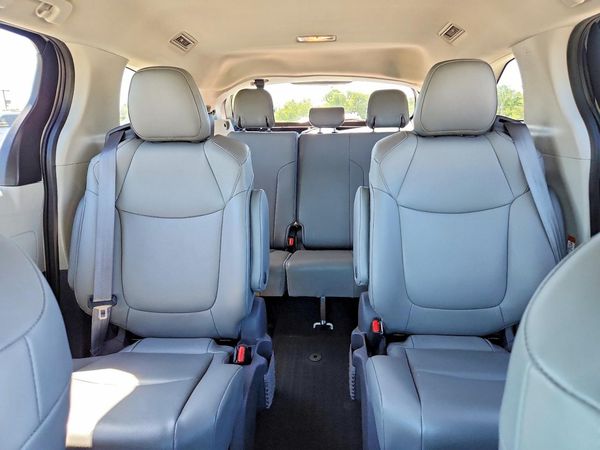 2021 TOYOTA SIENNA XLE