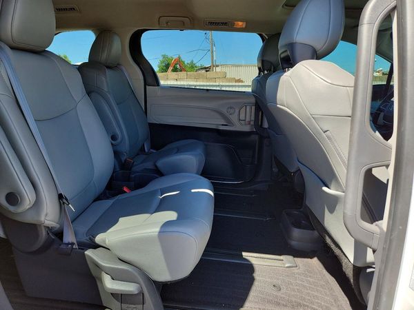2021 TOYOTA SIENNA XLE