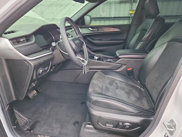 2025 JEEP GRAND CHEROKEE Laredo, Altitude