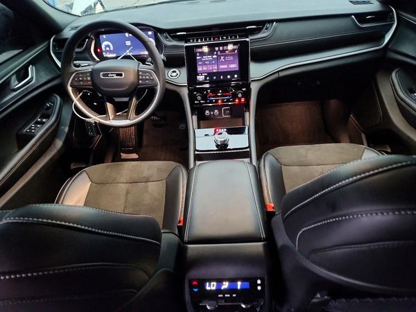 2025 JEEP GRAND CHEROKEE Laredo, Altitude