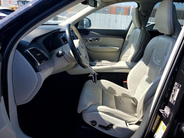 2022 VOLVO XC90