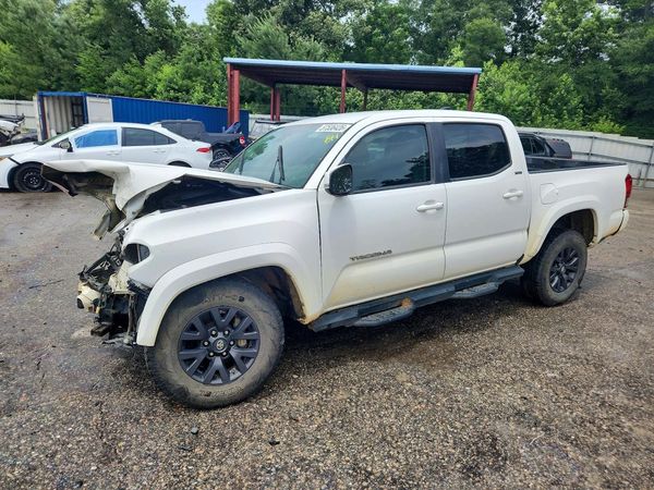 2022 TOYOTA TACOMA SR5 — Front 3/4