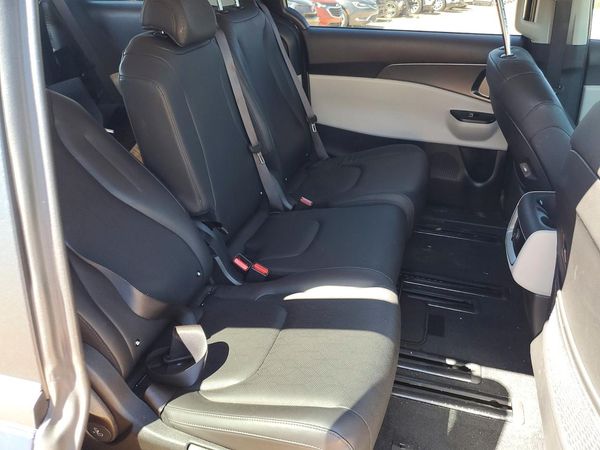 2024 KIA CARNIVAL LX, LX Seat Package