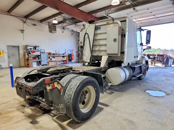 2015 VOLVO VNL