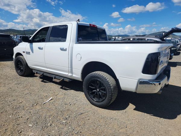 2015 RAM 1500 SLT CREW CAB 4X4