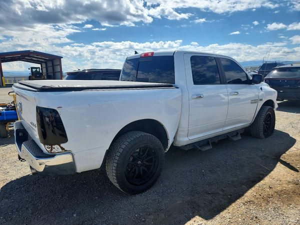 2015 RAM 1500 SLT CREW CAB 4X4