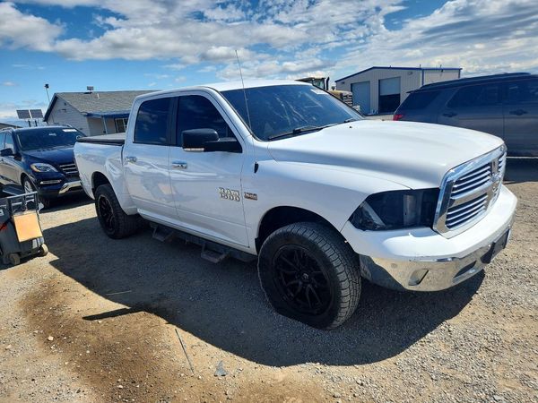 2015 RAM 1500 SLT CREW CAB 4X4