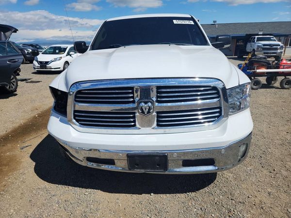 2015 RAM 1500 SLT CREW CAB 4X4