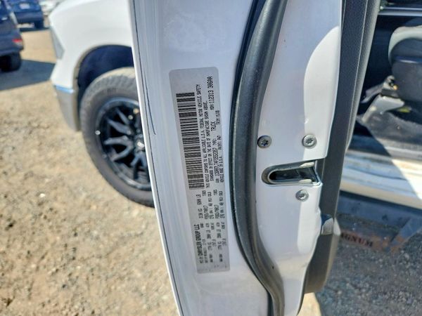 2015 RAM 1500 SLT CREW CAB 4X4