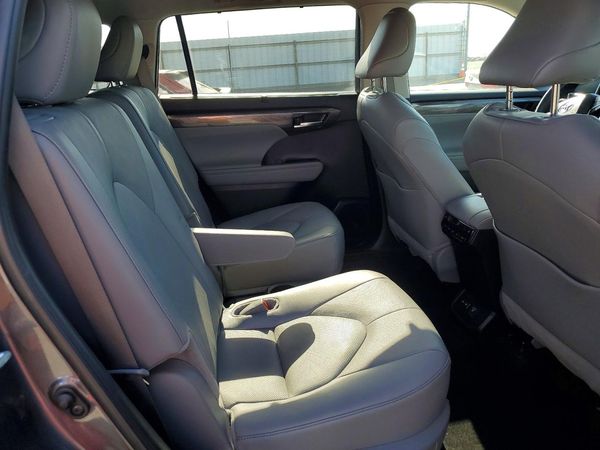 2024 TOYOTA HIGHLANDER HYBRID Platinum