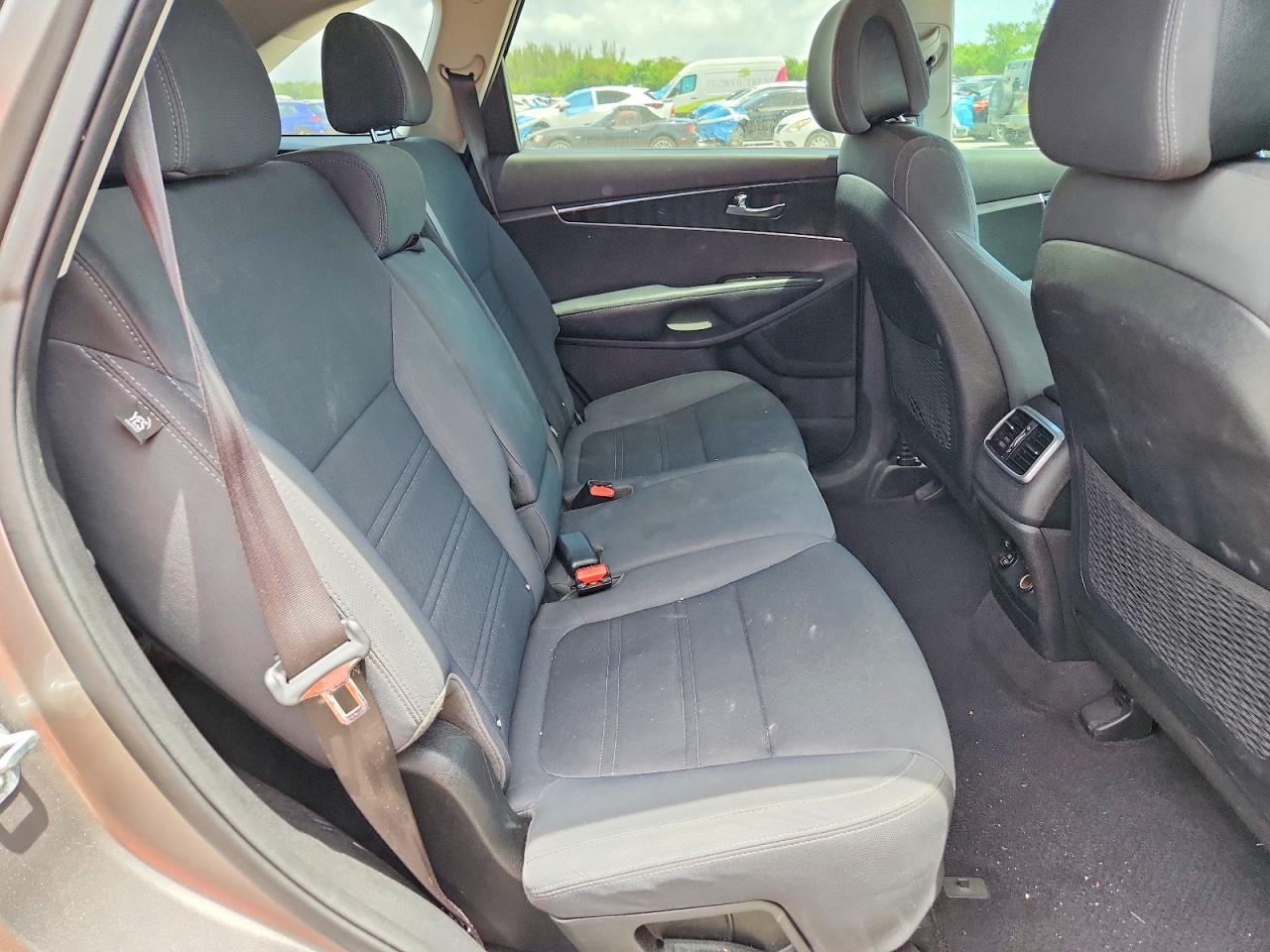 2016 KIA SORENTO L / LX