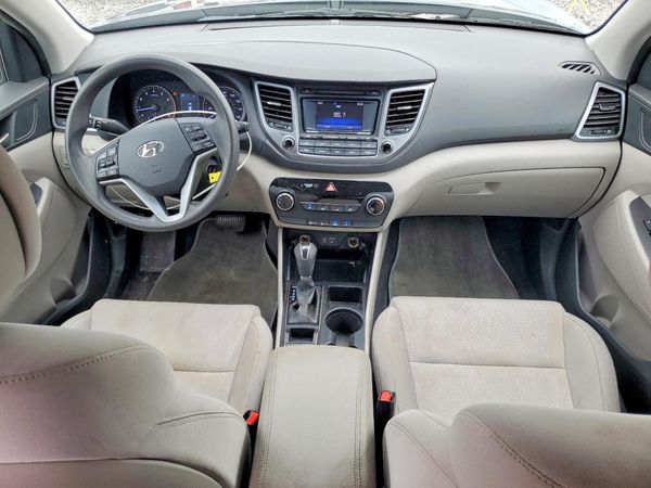 2017 HYUNDAI TUCSON SE (no options)