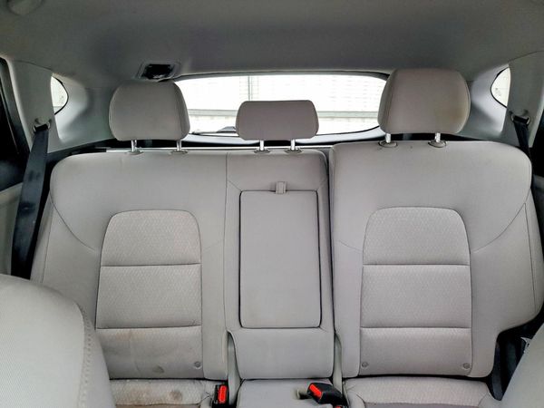 2017 HYUNDAI TUCSON SE (no options)