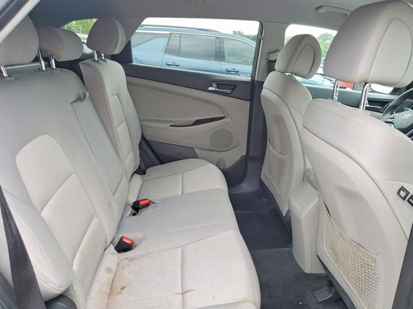 2017 HYUNDAI TUCSON SE (no options)