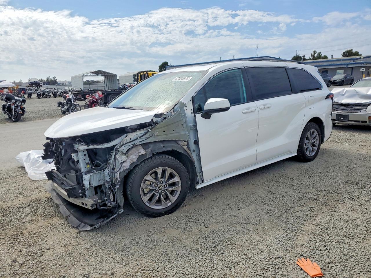 2022 TOYOTA SIENNA LE