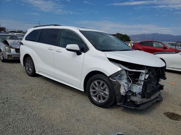 2022 TOYOTA SIENNA LE