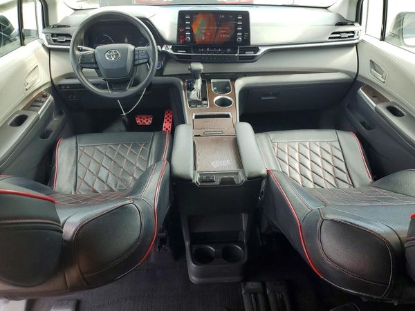 2022 TOYOTA SIENNA LE