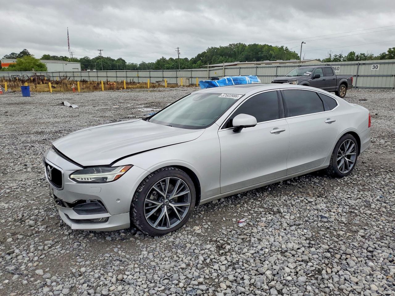 2018 VOLVO S90 Momentum — Front 3/4