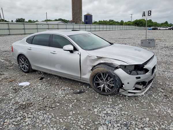 2018 VOLVO S90 Momentum — Passenger 3/4