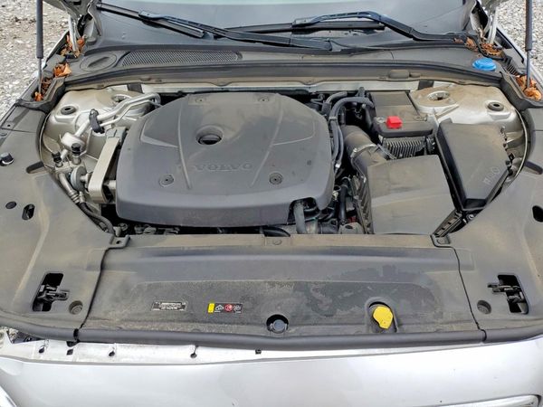 2018 VOLVO S90 Momentum — Engine bay