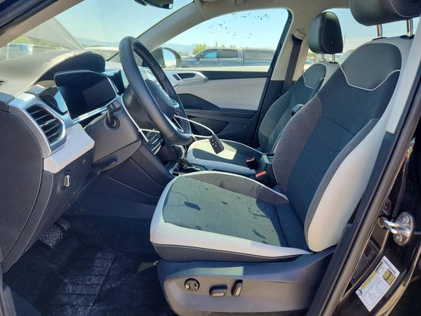 2025 VOLKSWAGEN TAOS 4Motion SE