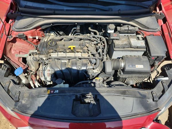 2017 HYUNDAI ELANTRA — Engine bay