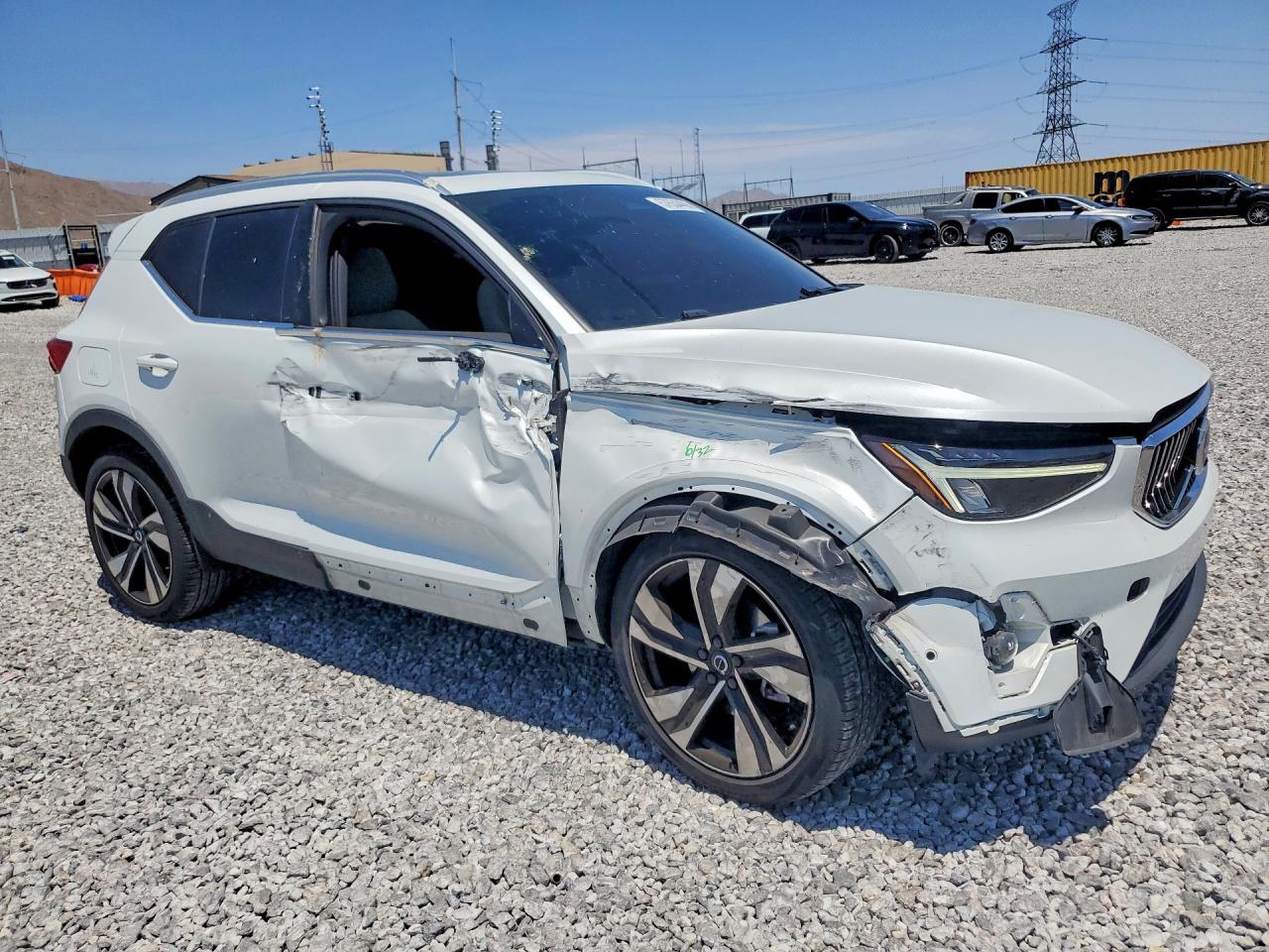 2023 VOLVO XC40 Ultimate Bright