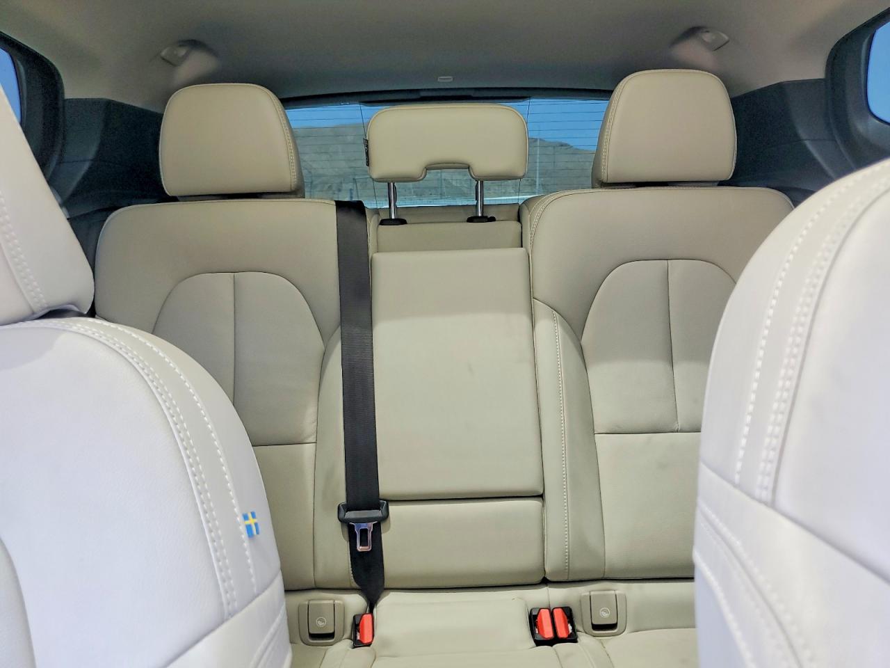 2023 VOLVO XC40 Ultimate Bright