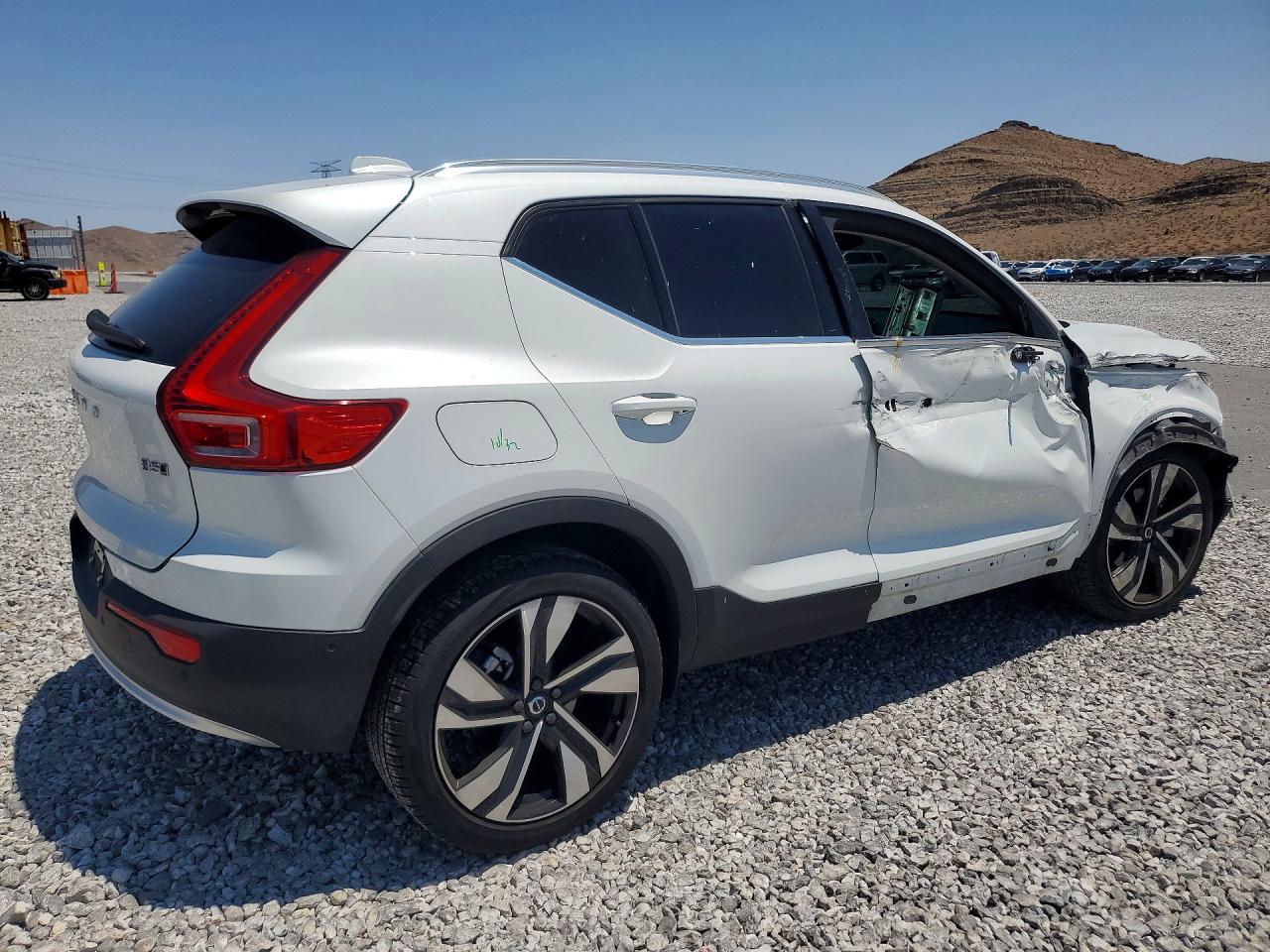 2023 VOLVO XC40 Ultimate Bright