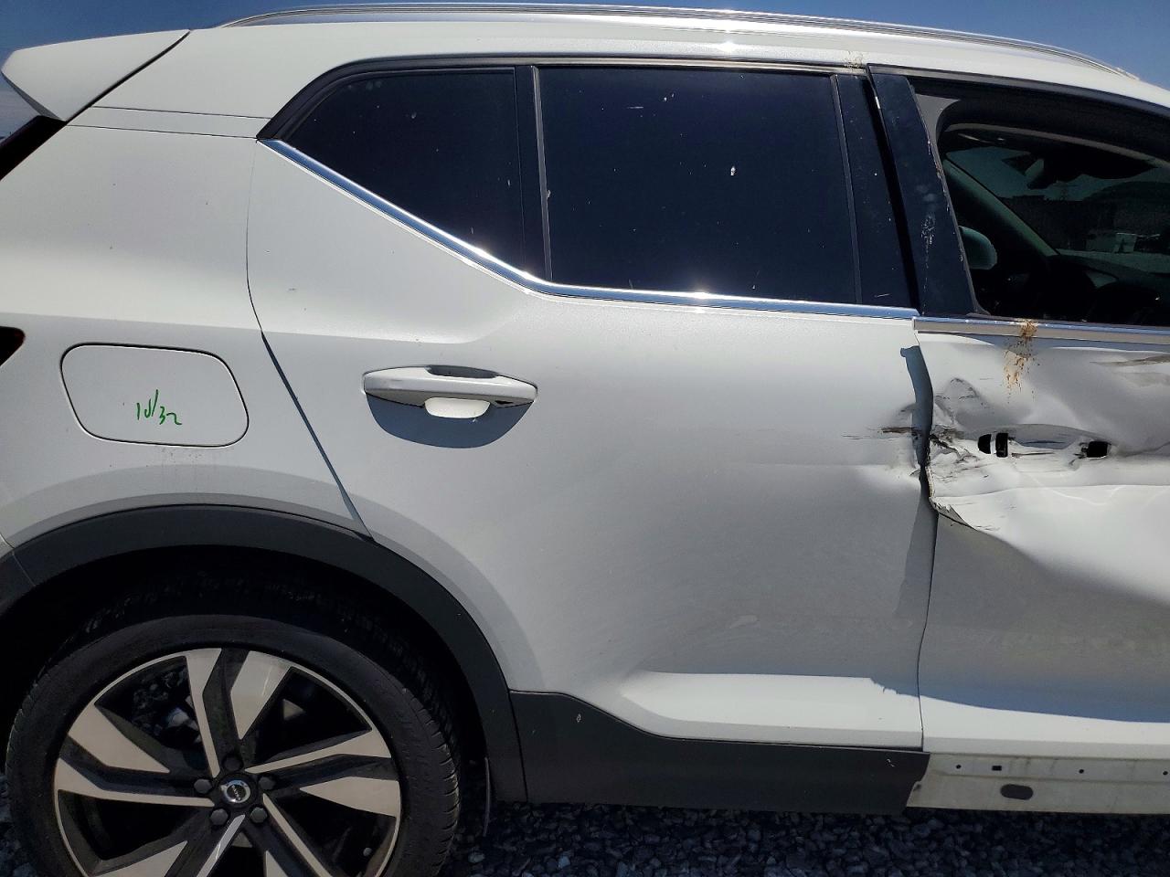 2023 VOLVO XC40 Ultimate Bright