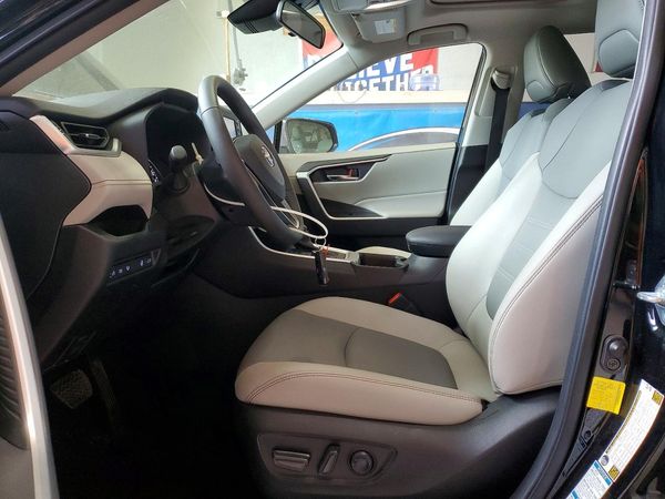 2022 TOYOTA RAV4 XLE Premium