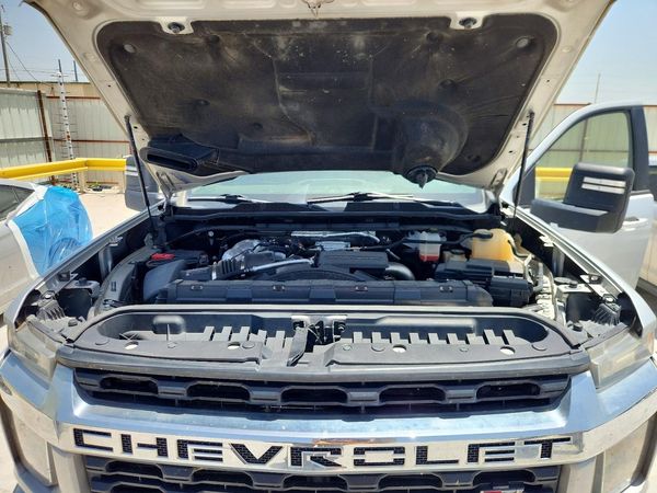 2022 CHEVROLET SILVERADO LT — Engine bay