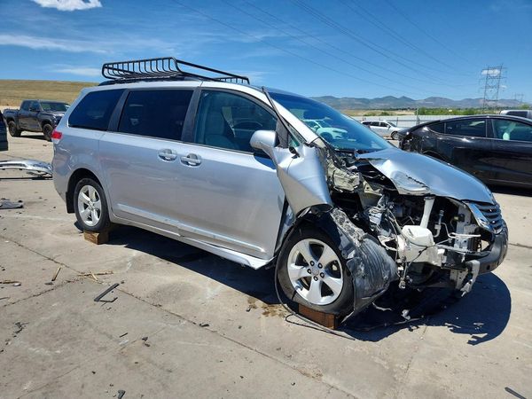 2012 TOYOTA SIENNA