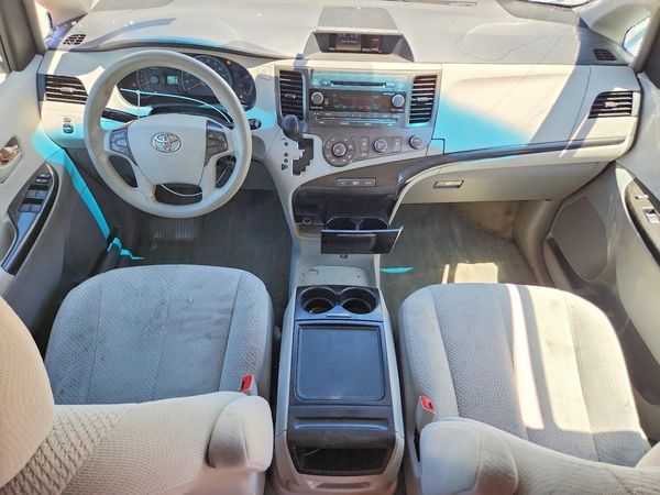 2012 TOYOTA SIENNA