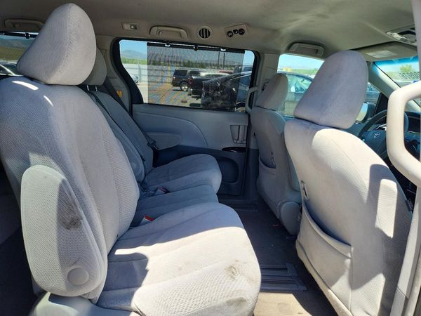 2012 TOYOTA SIENNA