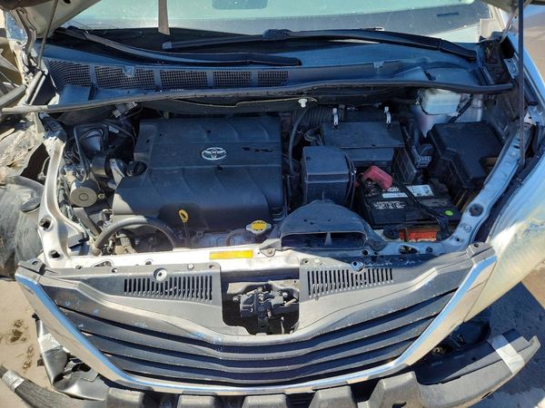2012 TOYOTA SIENNA
