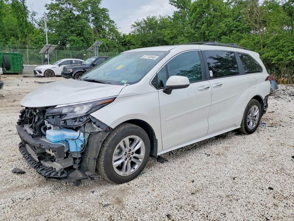 2025 TOYOTA SIENNA XLE